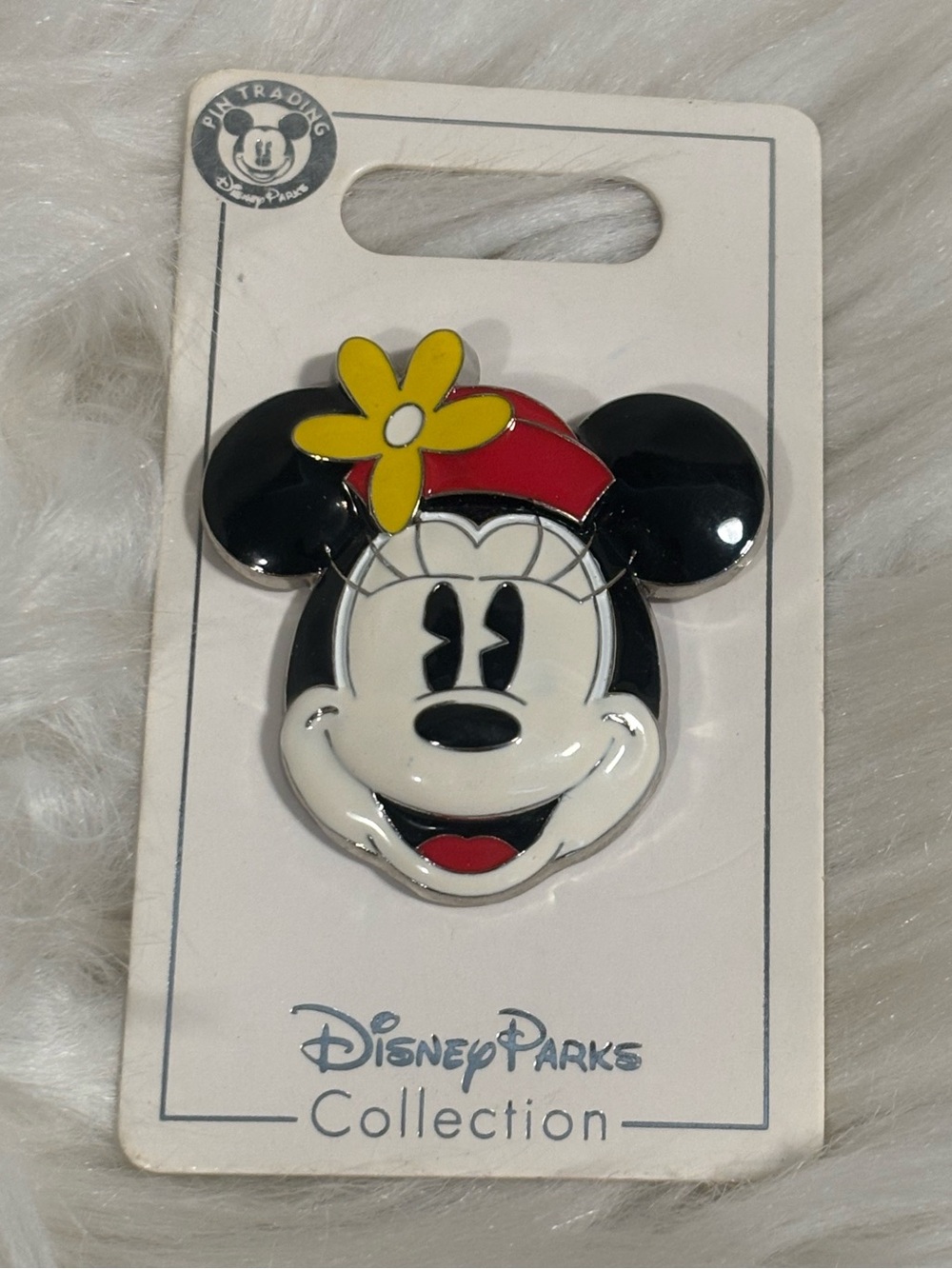 Minnie with Flower Hat Sculpted Disney Pin NEW